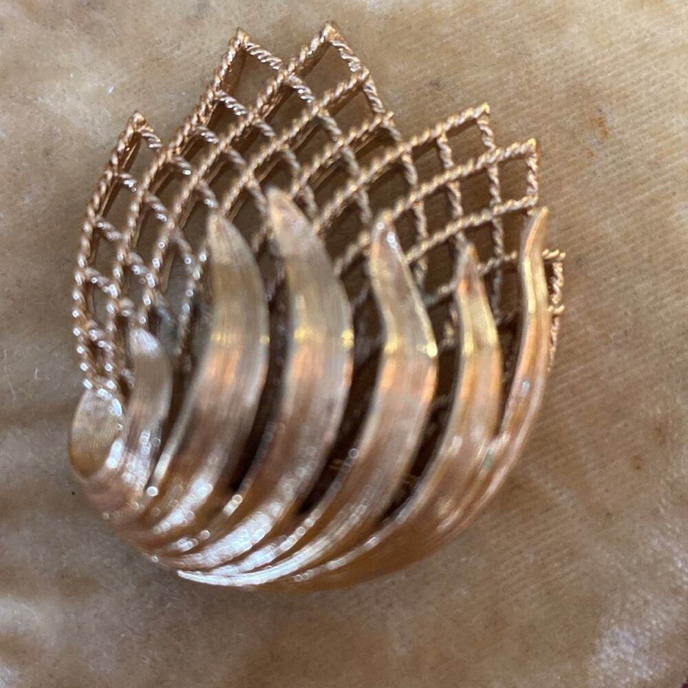 Vintage Classic Monet gold tone abstract seaweed filigree pattern brooch
